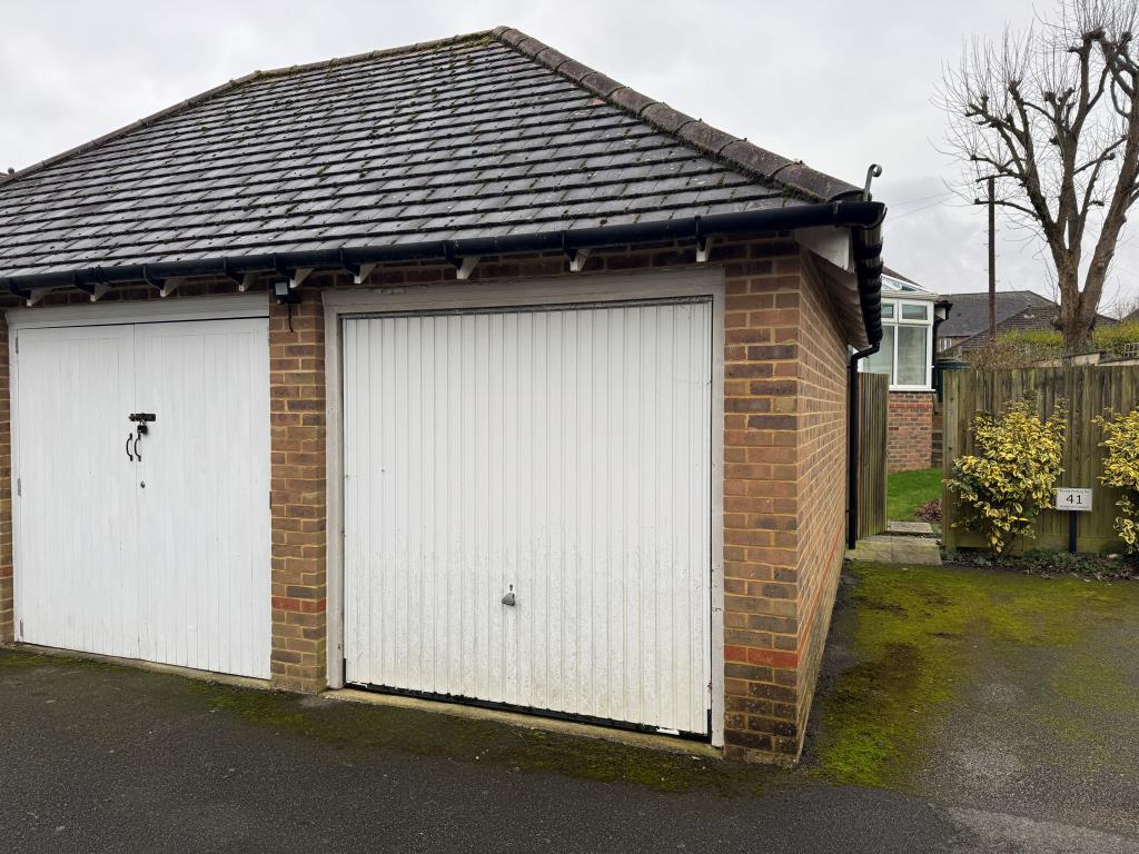 Lot: 120 - TWO-BEDROOM DETACHED BUNGALOW WITH GARAGE - Garage